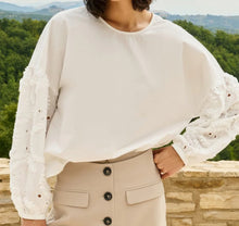 Blouse with embroideried sleeves