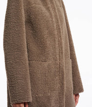 Carica l'immagine nel visualizzatore di Gallery, Double furry coat
