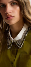 Embroderied collar shirt