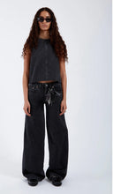 Carica l'immagine nel visualizzatore di Gallery, Black denim
