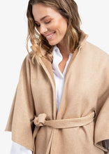 Carica l'immagine nel visualizzatore di Gallery, Beige cape
