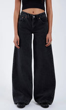 Carica l'immagine nel visualizzatore di Gallery, Black denim
