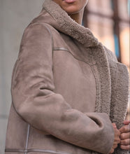 Carica l'immagine nel visualizzatore di Gallery, Double furry coat
