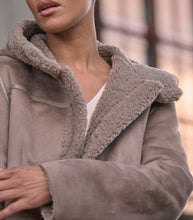 Carica l'immagine nel visualizzatore di Gallery, Double furry coat
