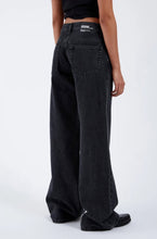 Carica l'immagine nel visualizzatore di Gallery, Black denim
